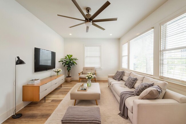 Photo - 2018 Remodeled 3 bed / 2 bath - wood / tile floors, fenced yard. Hyde Park / Downtown