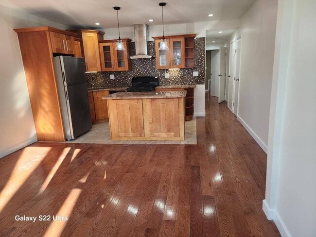 Photo - 241-05 Mayda Rd