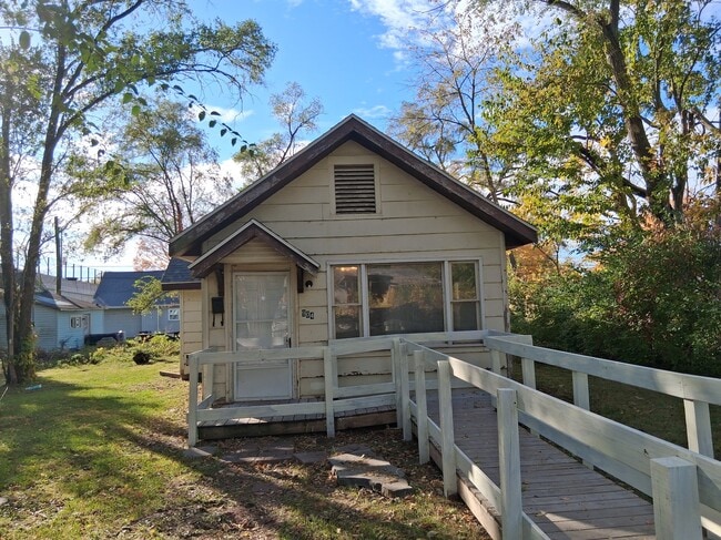 Building Photo - 904 N Collett St