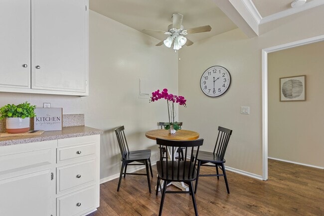 Photo - Holiday West Apartments