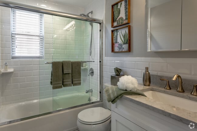 Frameless shower doors - Fairfield Courtyard at Bayport