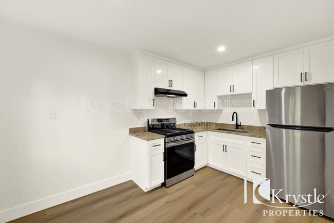 Photo - 451 E L St