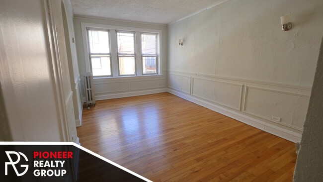 Building Photo - 544 W Surf St Unit 544-E1 Rental