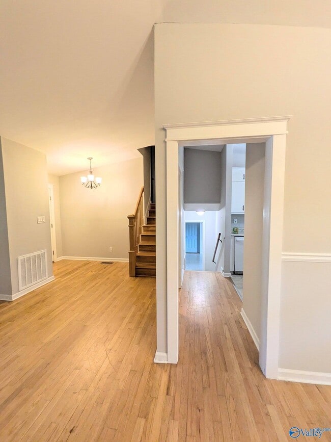 Photo - 310 Cumberland Dr SE
