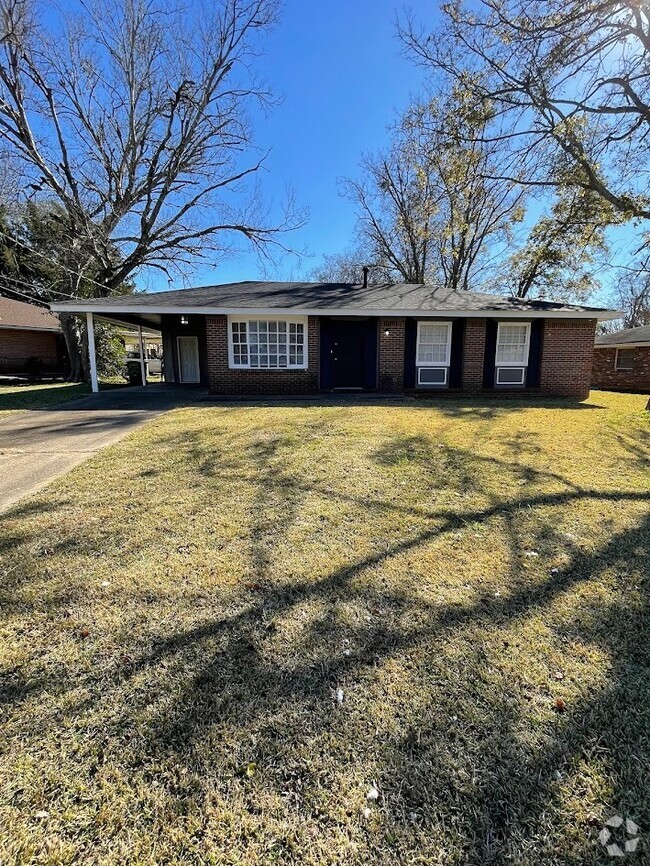 Building Photo - Charming 3-Bedroom Home in Serene Neighbor...