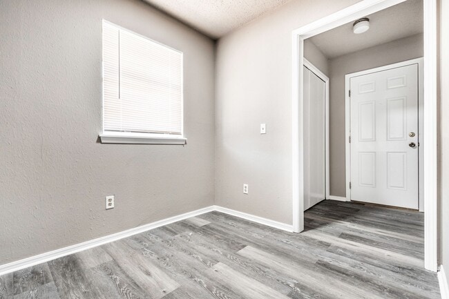 Photo - 918 Delmar Cir