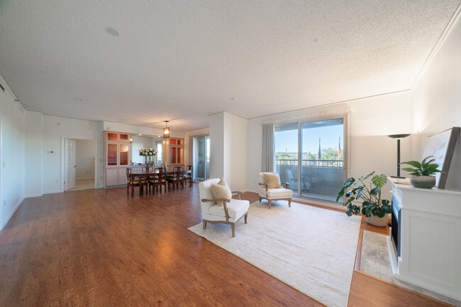 Building Photo - 1 Towers Park Ln Unit 317