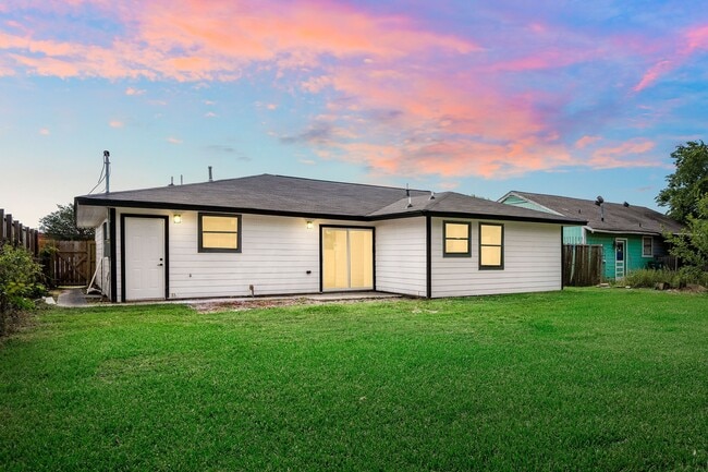 Photo - 404 Glenmore Dr