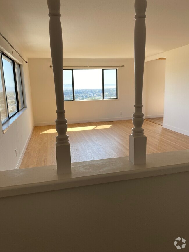 Building Photo - 2122 Pico Pl Rental