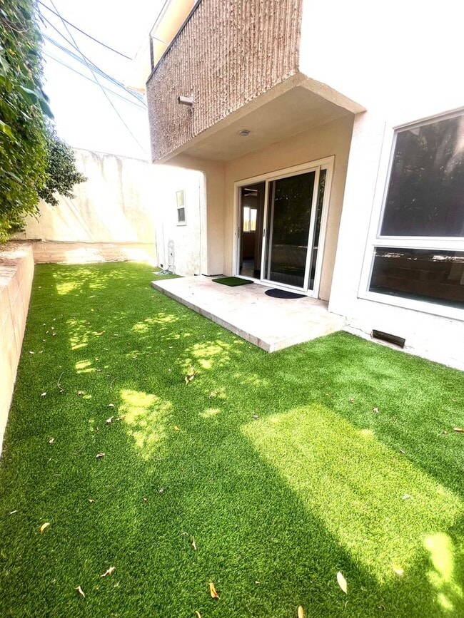 Building Photo - Corner-Unit 1 Bedroom with HUGE Outdoor Space Unit 20 Rental