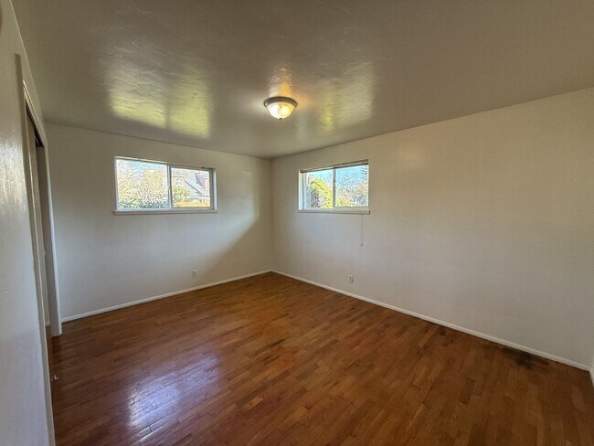 Photo - 210 Sunnyside Dr