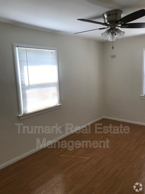 Building Photo - 929 E Lexington Dr Rental