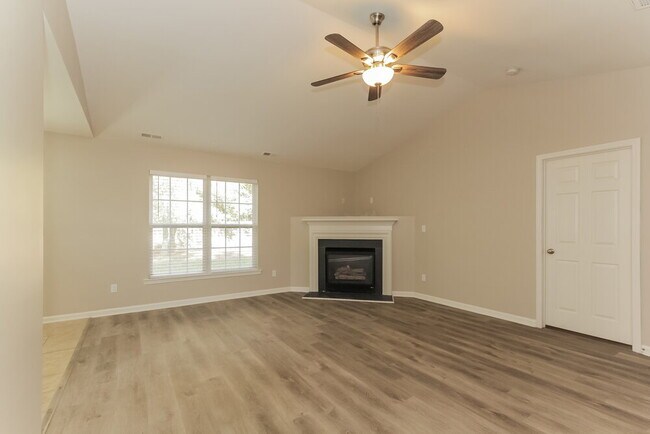 Photo - 460 Riverglen Dr NW