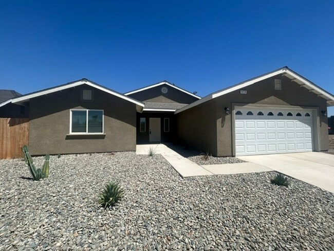 Building Photo - 820 N Cypress St