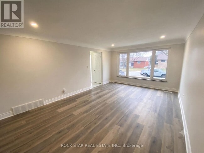 Photo - 227 Fernwood Crescent