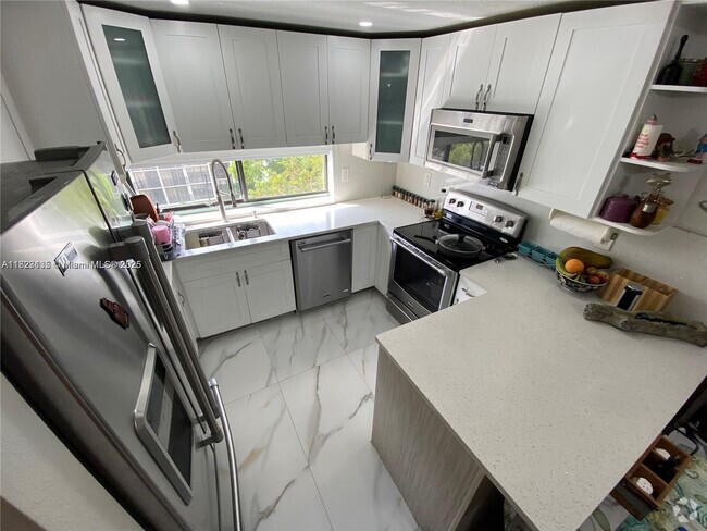 Building Photo - 17021 N Bay Rd Unit 627 Rental