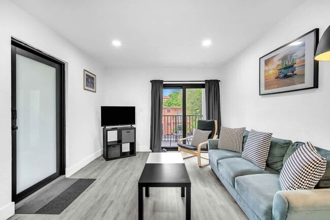 Photo - 653 SW 2nd St Unidad SI ID1574011P