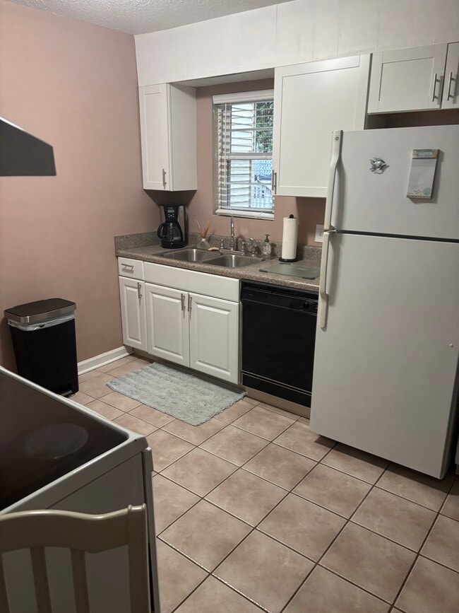 Large kitchen with washer and dryer - 614 4th Ave S