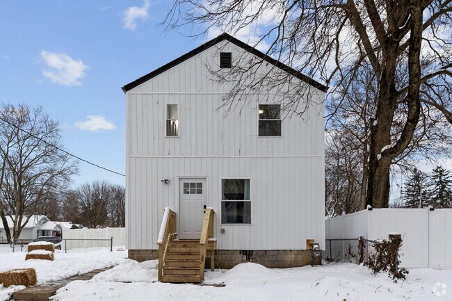 Building Photo - 1565 Forest St Rental