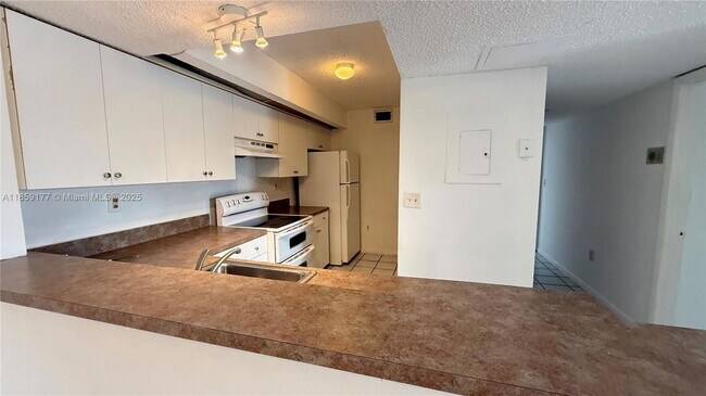 Photo - 8560 SW 212th St Unidad 203