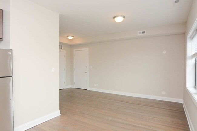 Photo - 3407 W Fullerton Ave Unidad D4