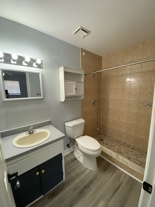 Photo - 437 E Rosewood Ln