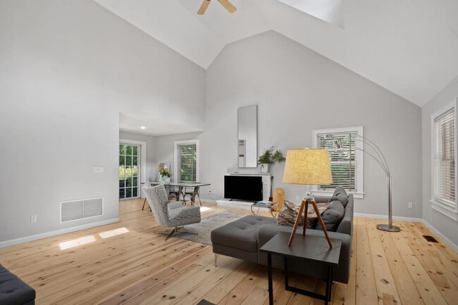 Building Photo - 11 The Pkwy Unit ID1262274P