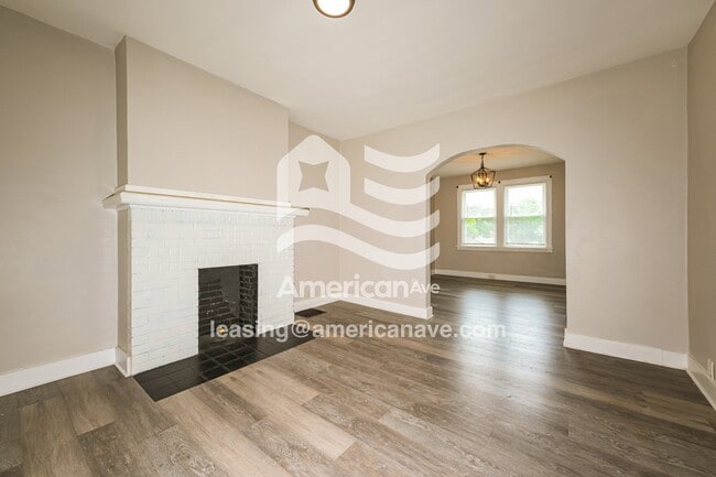 737 Montclair St