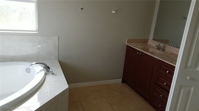 Photo - 547 Kingsbury Ln