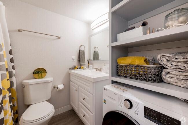 1BR, 1BA - 450SF - Bathroom