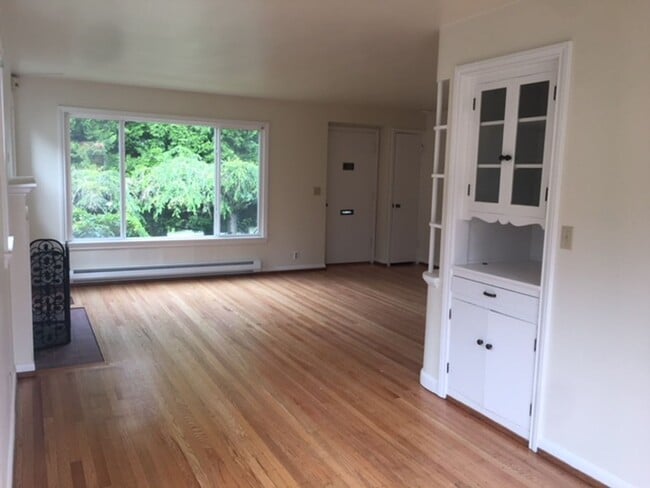 Building Photo - Crown Hill House-Yard care included!