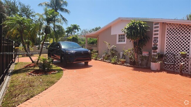 Building Photo - 9740 Colonial Dr Rental