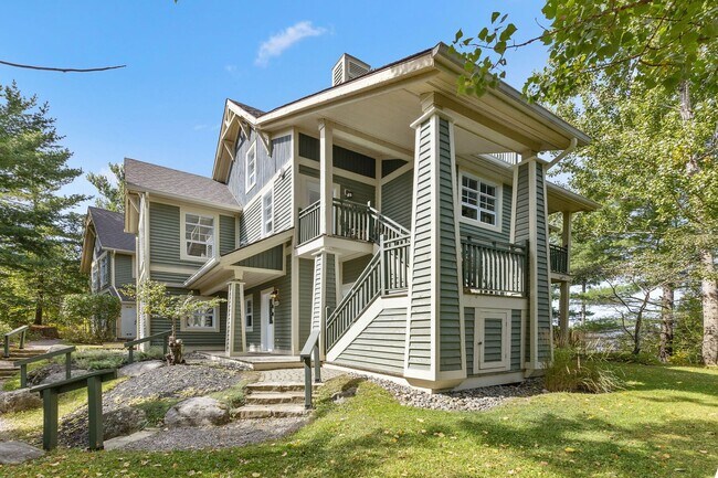 Building Photo - 235 Chem. des Quatre-Sommets Unit 5