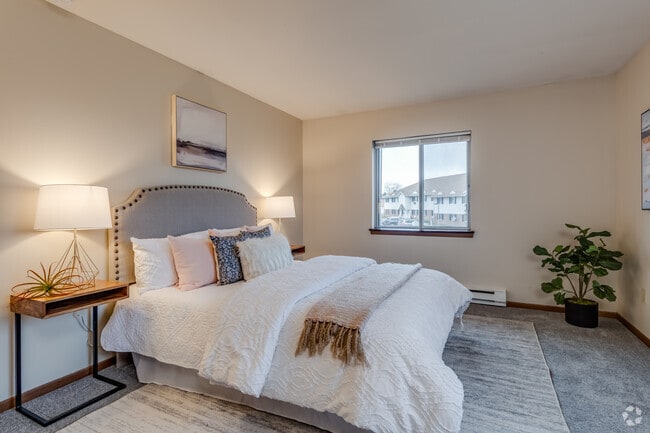 2 BR, 1 BA - 960SF