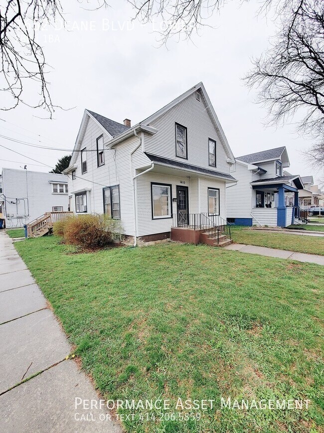 Beautiful 2 bedroom Racine lower unit - Beautiful 2 bedroom Racine lower unit Unit Lower