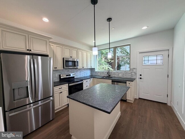 Building Photo - 5520 Walton Ave