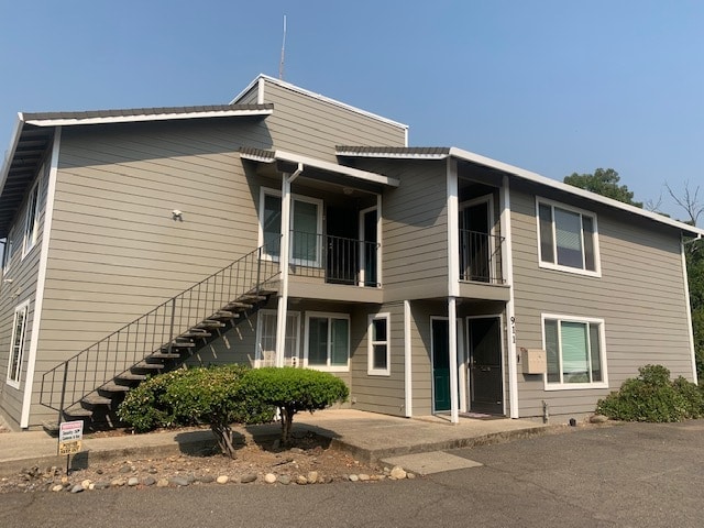 Second Floor Apartment with small deck - 911 Jamieson Ct Unit Apt. 3