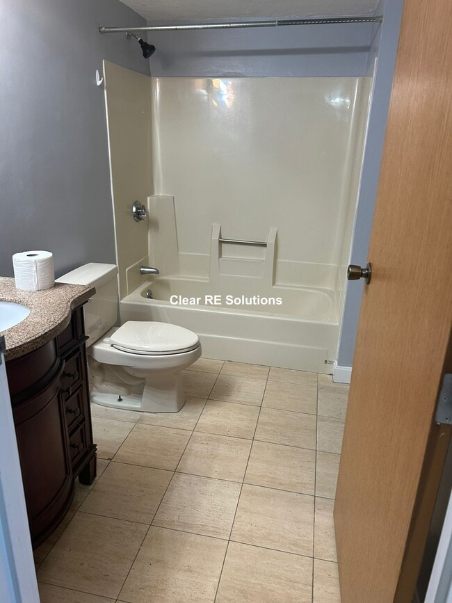 Photo - 200 Cove Way