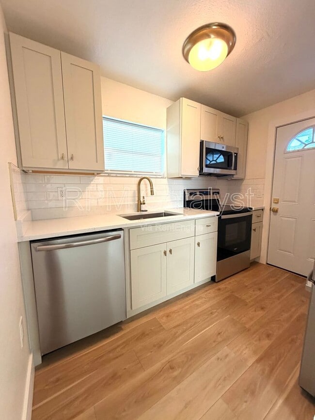 Building Photo - 6905 1/2 North Duncan Avenue Unit A