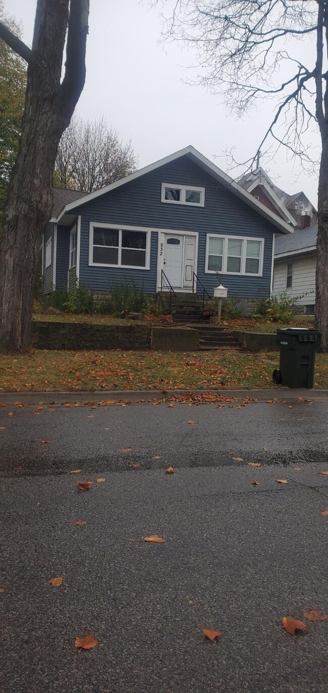 Photo - 832 W 2nd St House