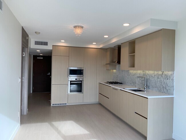 Photo - 708-8800 Hazelbridge Way Unité 708