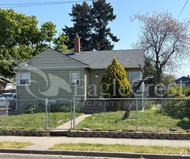 Building Photo - Three Bedroom, Two Bathroom House Located ...
