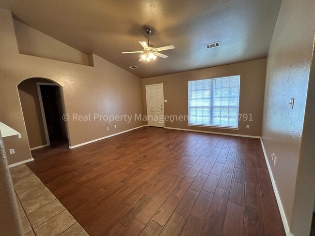 Photo - 320 Chateau Dr