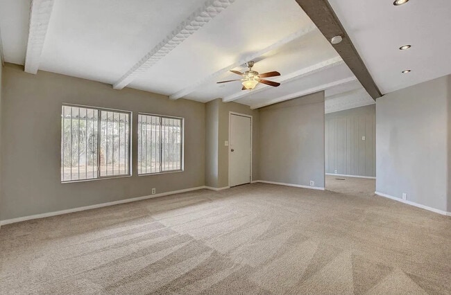 Photo - 136 Sir Thomas Dr