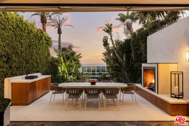 Photo - 966 Palisades Beach Rd