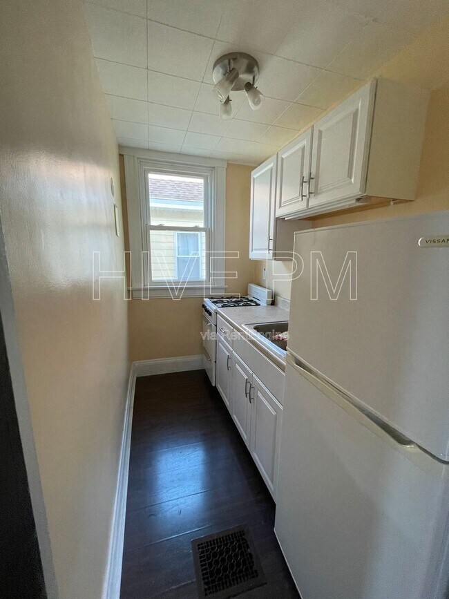 Photo - 2418 Robertson Ave