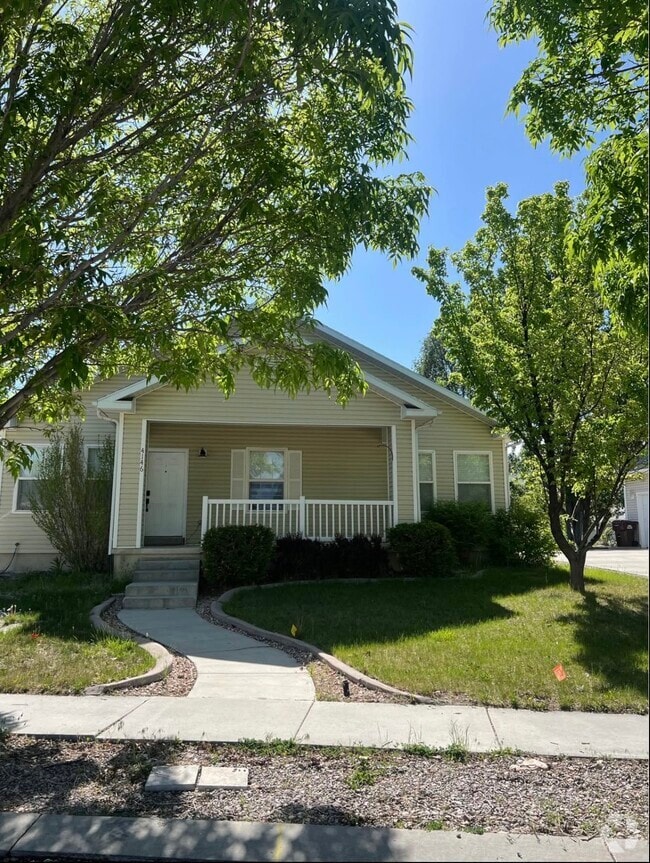 Building Photo - 4146 NE Pinion Cir Rental