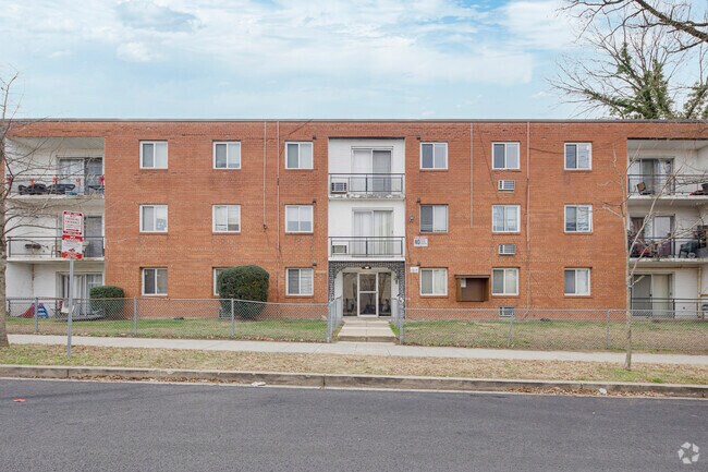 Front - 1721 T St SE