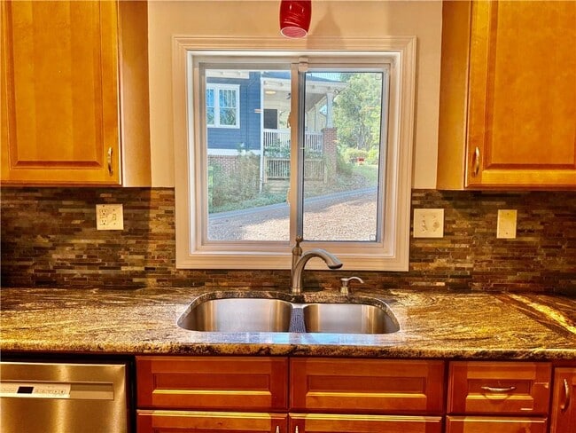 Photo - 213 Lansdowne Ave