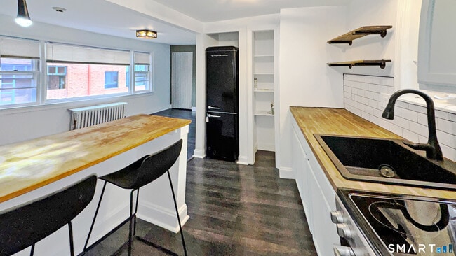 Building Photo - 18 Riverside Ave Unit 2nd floor